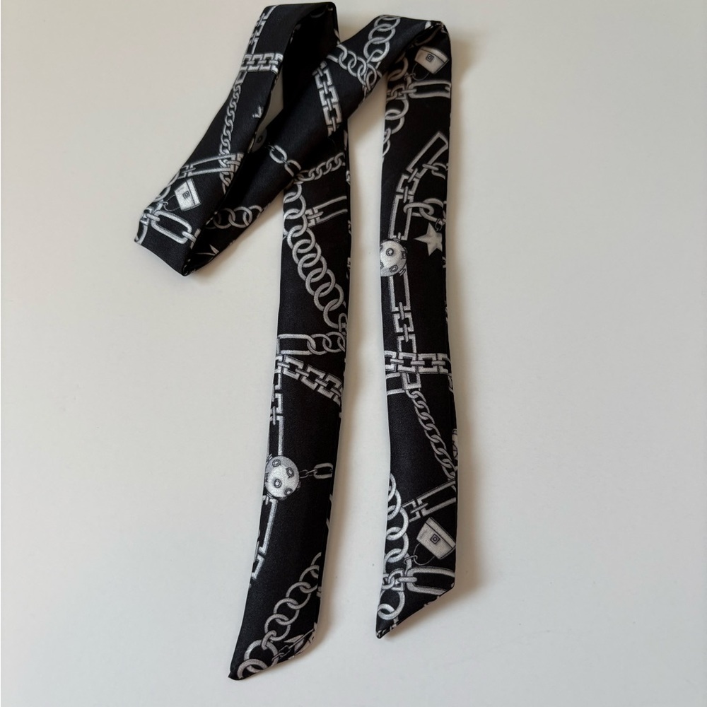 Elegant Black and White Chain Print Twilly